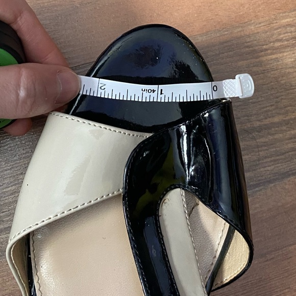 Marc Fisher two tone wedges - Picture 5 of 6